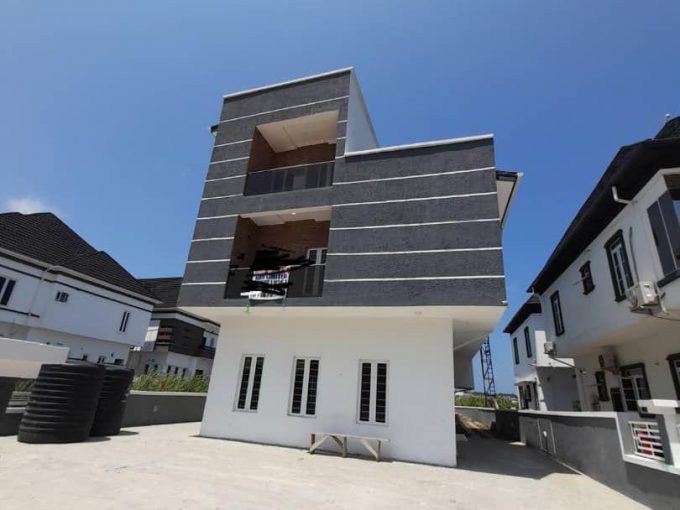 LUXURY 5BEDROOM DETACHED DUPLEX